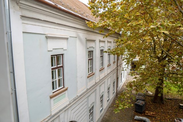 Képen: váci főépületünk az udvar felől