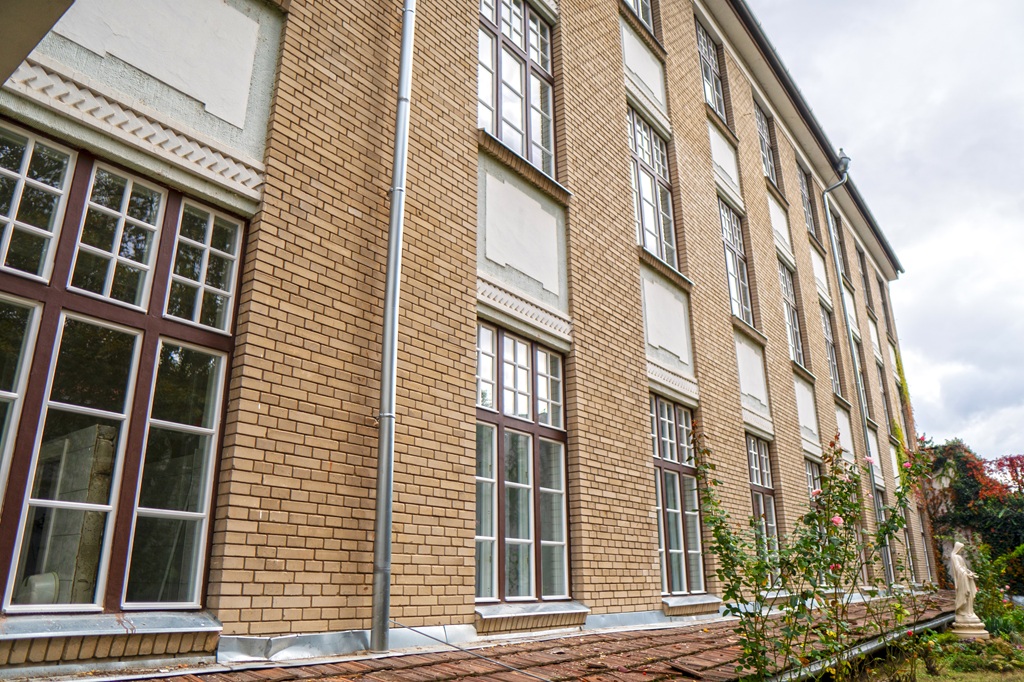 Képen: váci főépületünk az udvar felől