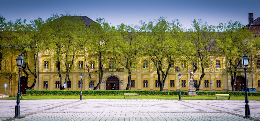 Képen: váci főépületünk a Schuszter Konstantin tér felől