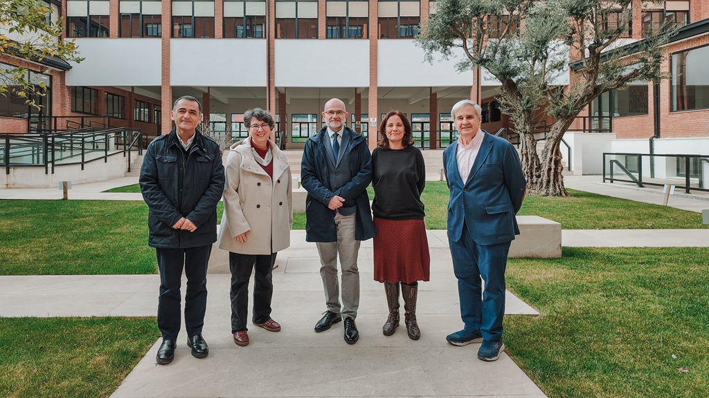 Képen: Rektor úr az Escuni munkatársaival